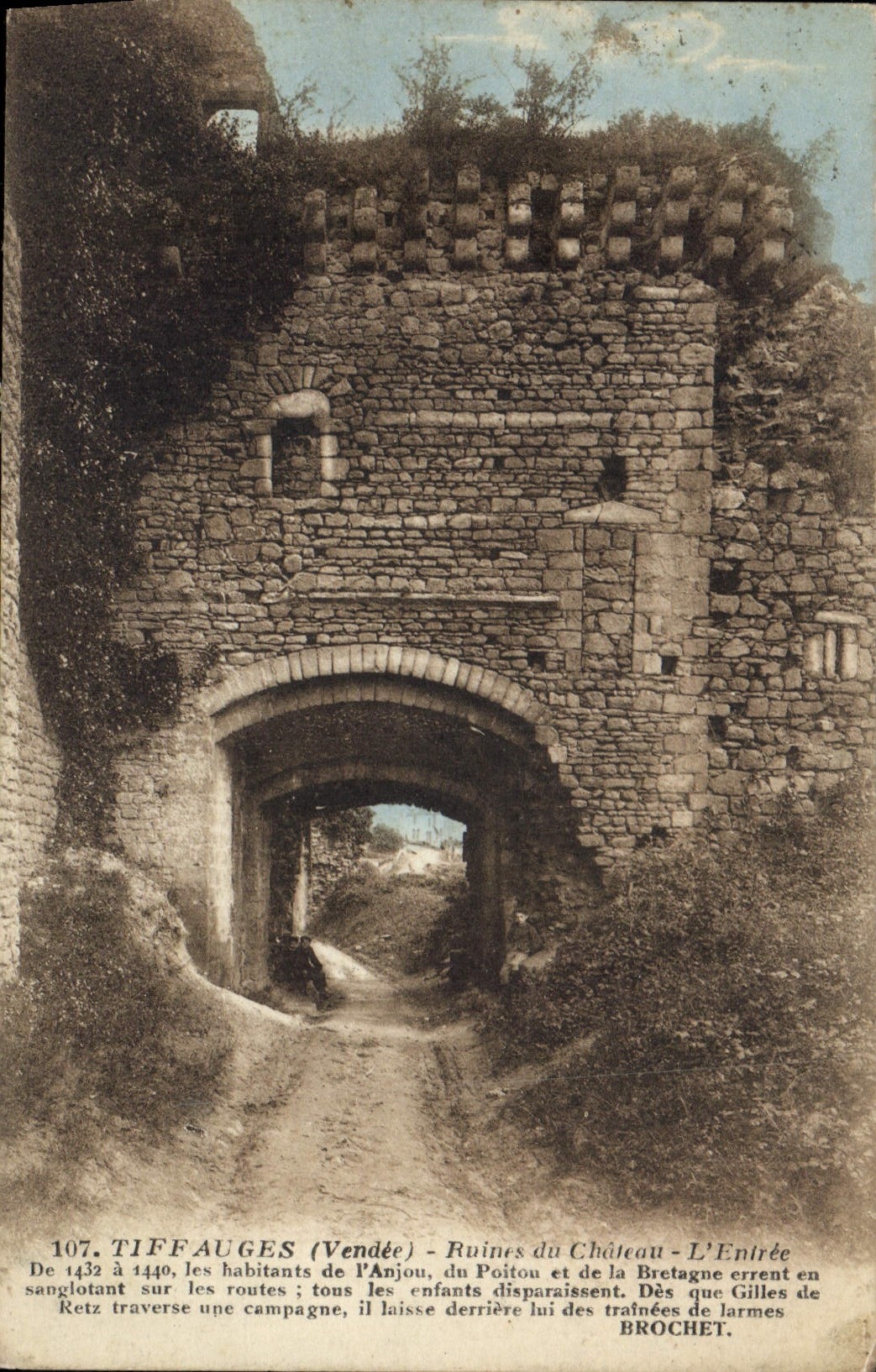 CPA Tiffaugues Vendee Ruines du chateau l'entree de 1432 a 1440 les habitants de l'Anjou du poitou e