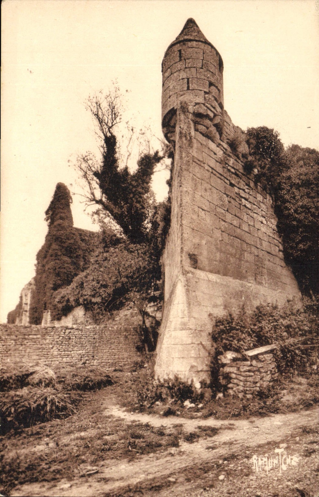 CPA Architecture religieuse de Poitou Remparts de Pancienne Abbaye de Maillezais Vendee 