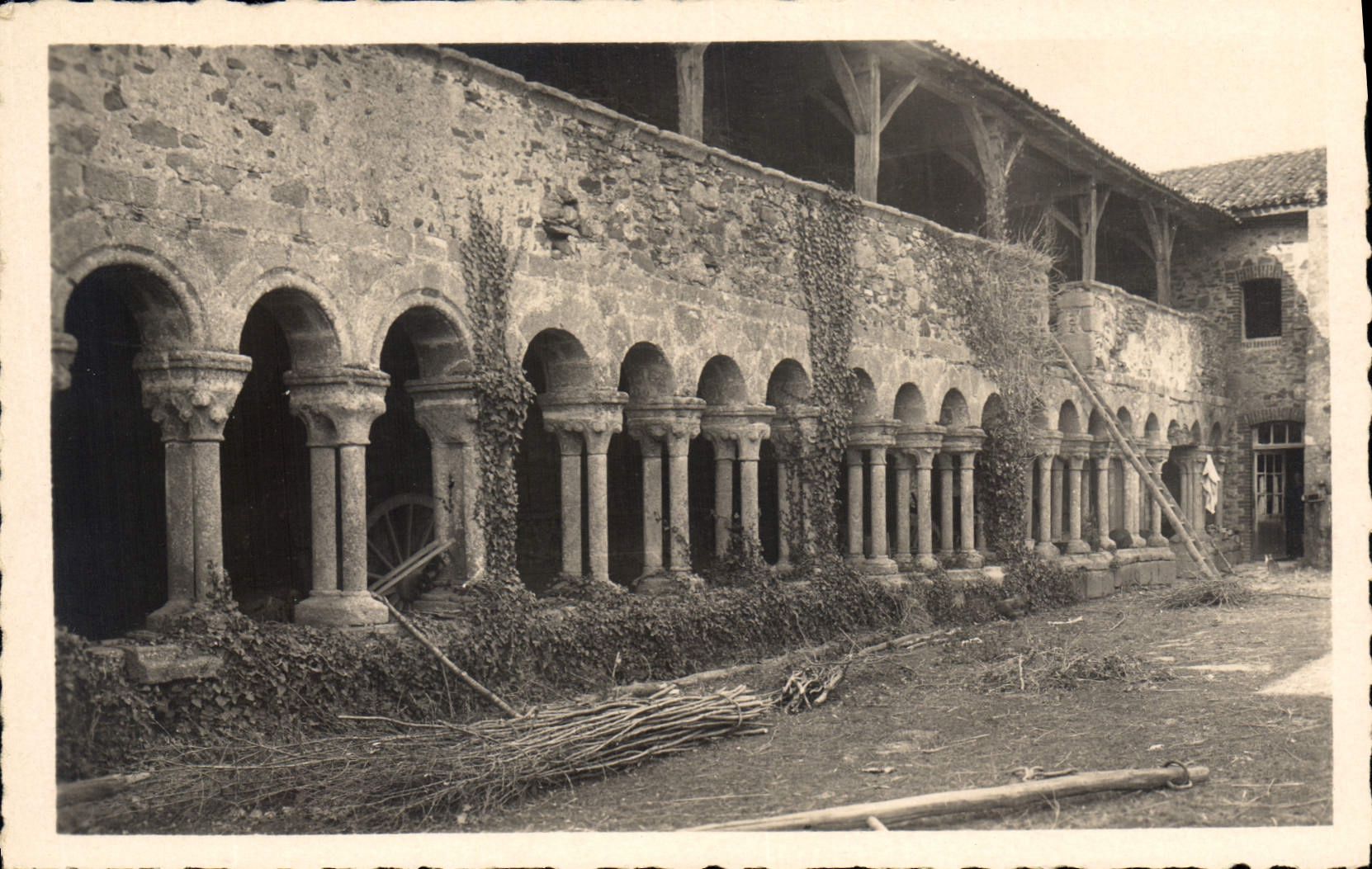 CPA La Grainetiere Vendee Abbaye des Benedictins 12 siecle le Cloitre 