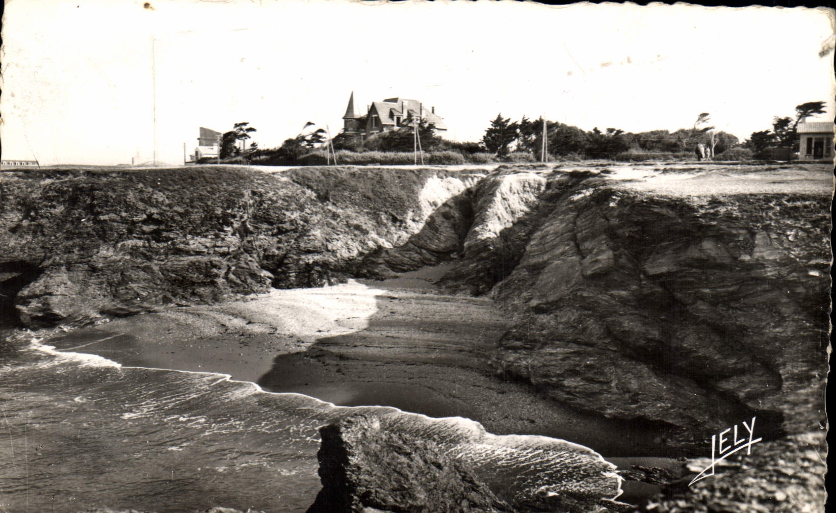 CPA Corniche de Croix de Vie a Sion Vendee chateau Remember face au Trou du Diable