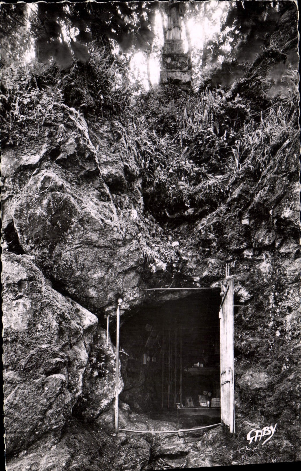 CPA Pierre Brune Vendee entree de la Grotte du pere de Montfort