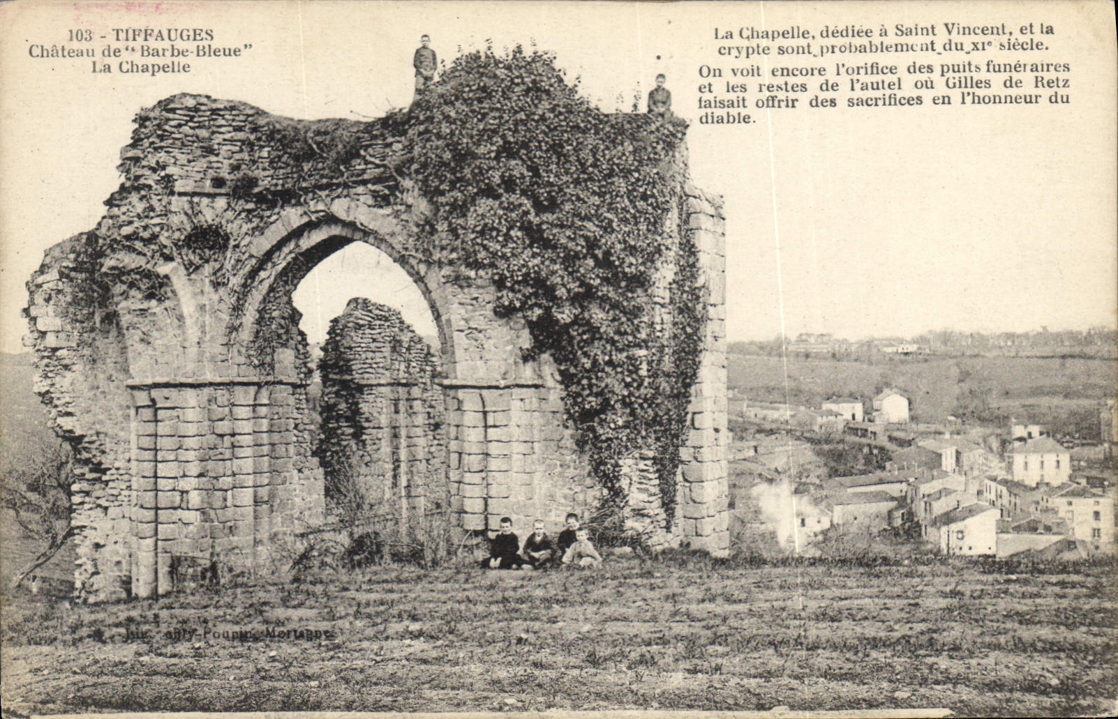 CPA Tiffauges chateau de Barbe Bleue la chapelle 