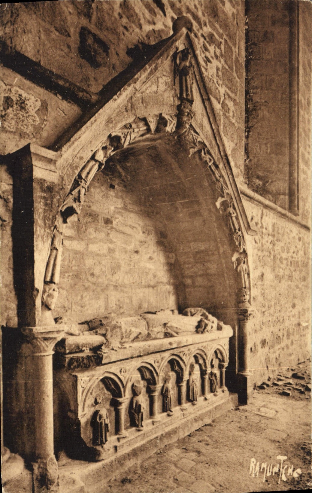 CPA Architecture religieuse de Poitou 2km de la Roche sur yon Vendee Abbaye des Pontenelles Tombeau