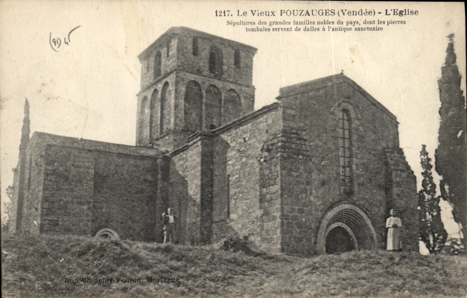 CPA Le Vieux Pouzauges Vendee l'eglise Spultures des grandes familles nobles du pays dont les pierre