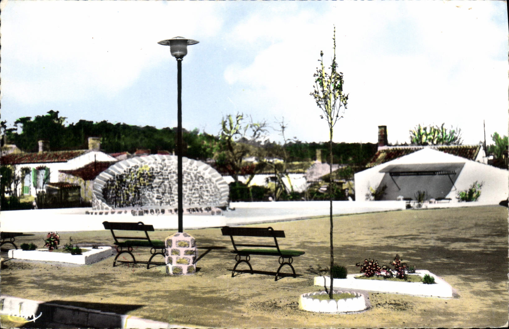 CPA Les Conches par Longeville Vendee le monument