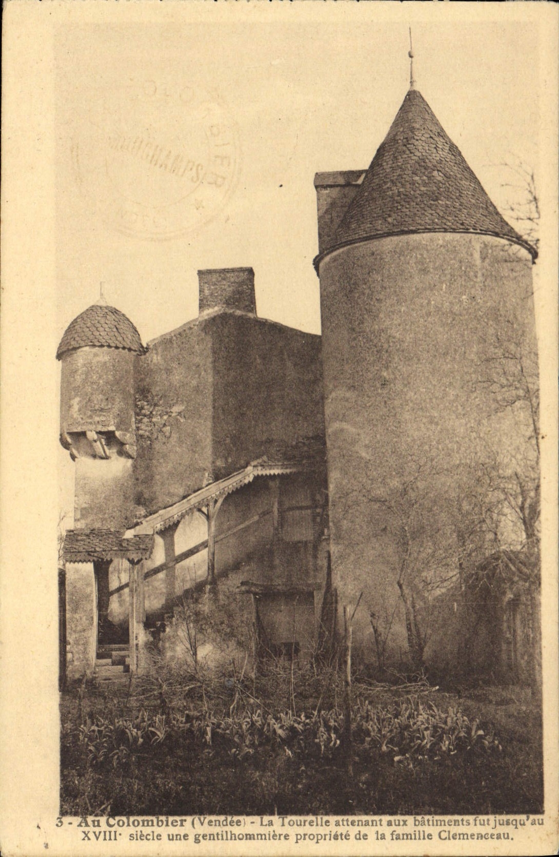 CPA Au Colombier Vendee la Tourelle attenant aux batiments fut jusqu'au XVIII siecle une gentilhommi