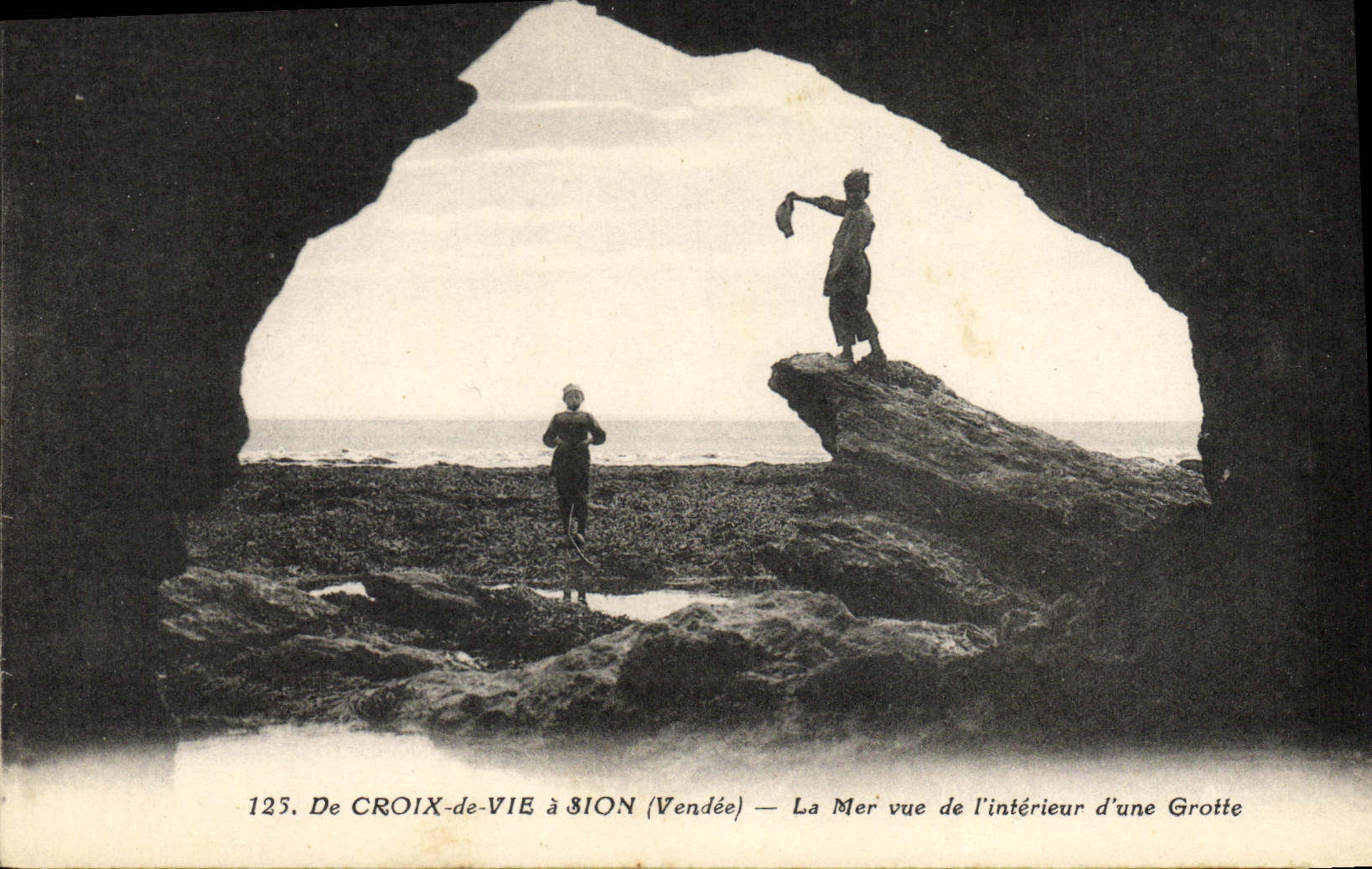 CPA De Coix de Vie a Sion Vendee la Mer vue de l'interieur d'une Grotte