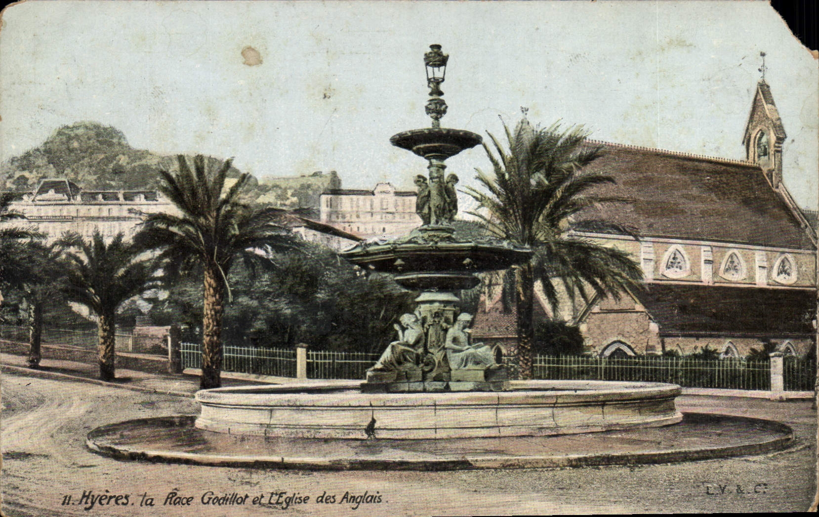 CPA Hyeres la place Grodillot et l'eglise des Anglais 