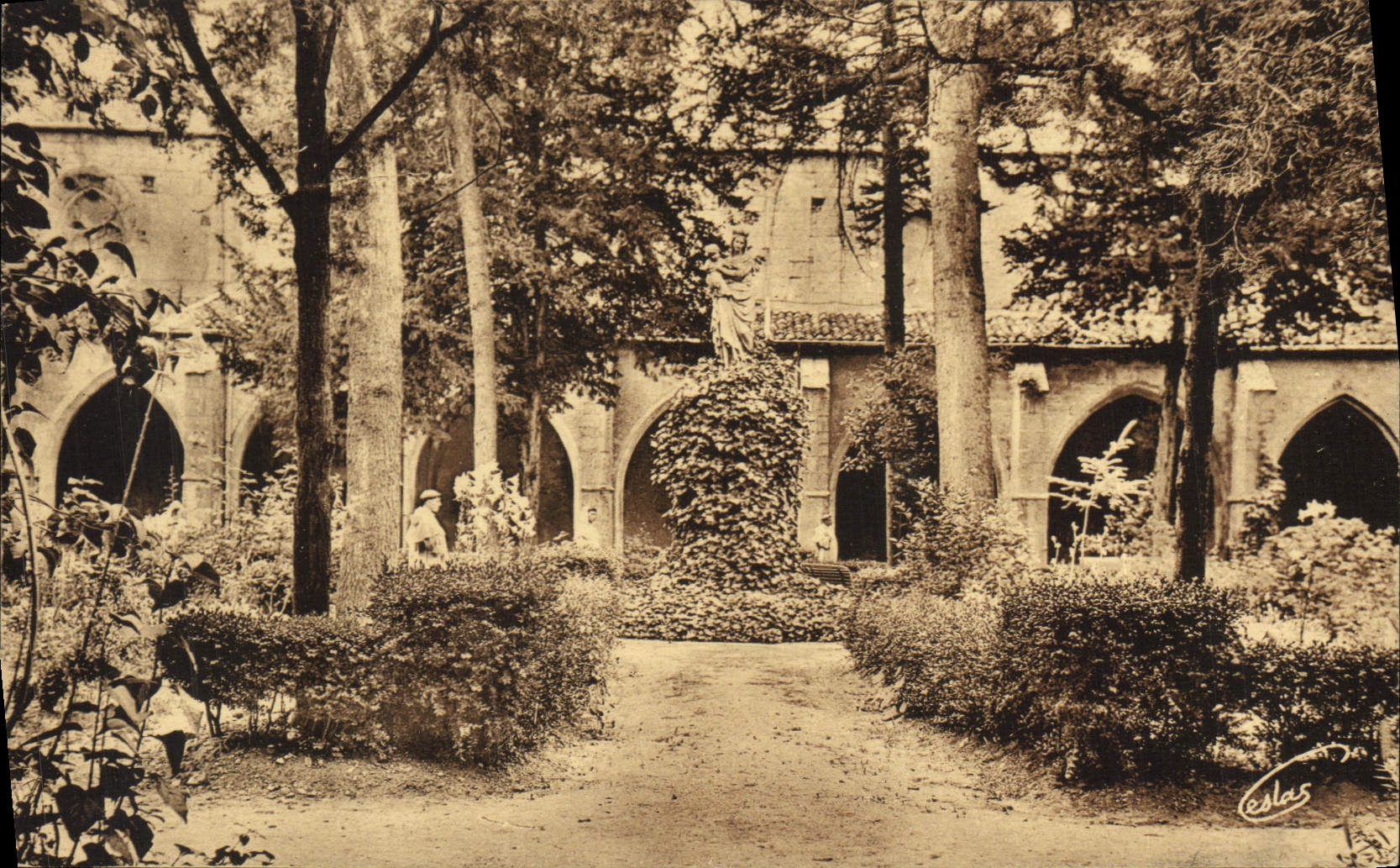 CPA Saint Maximin Couvent des Peres Dominicains Cour interieure 