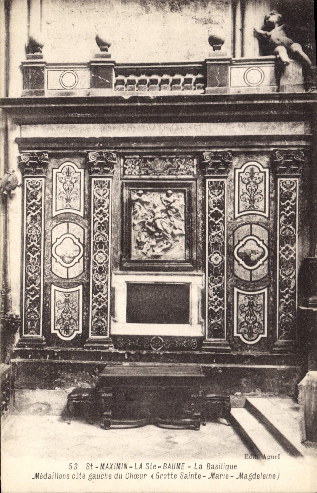 CPA St Maximin la Ste Baume la Basilique Medaillons cote gauche du Choeur Grotte Sainte Marie Magdel