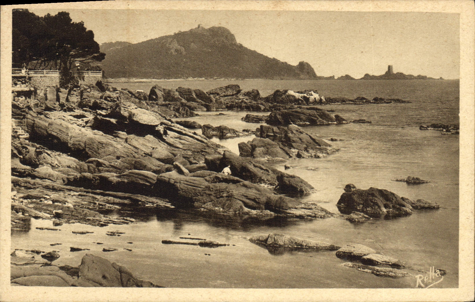 CPA Route de la Corniche d'Or le Dramont et I'lle d'Or vus de Boutouris