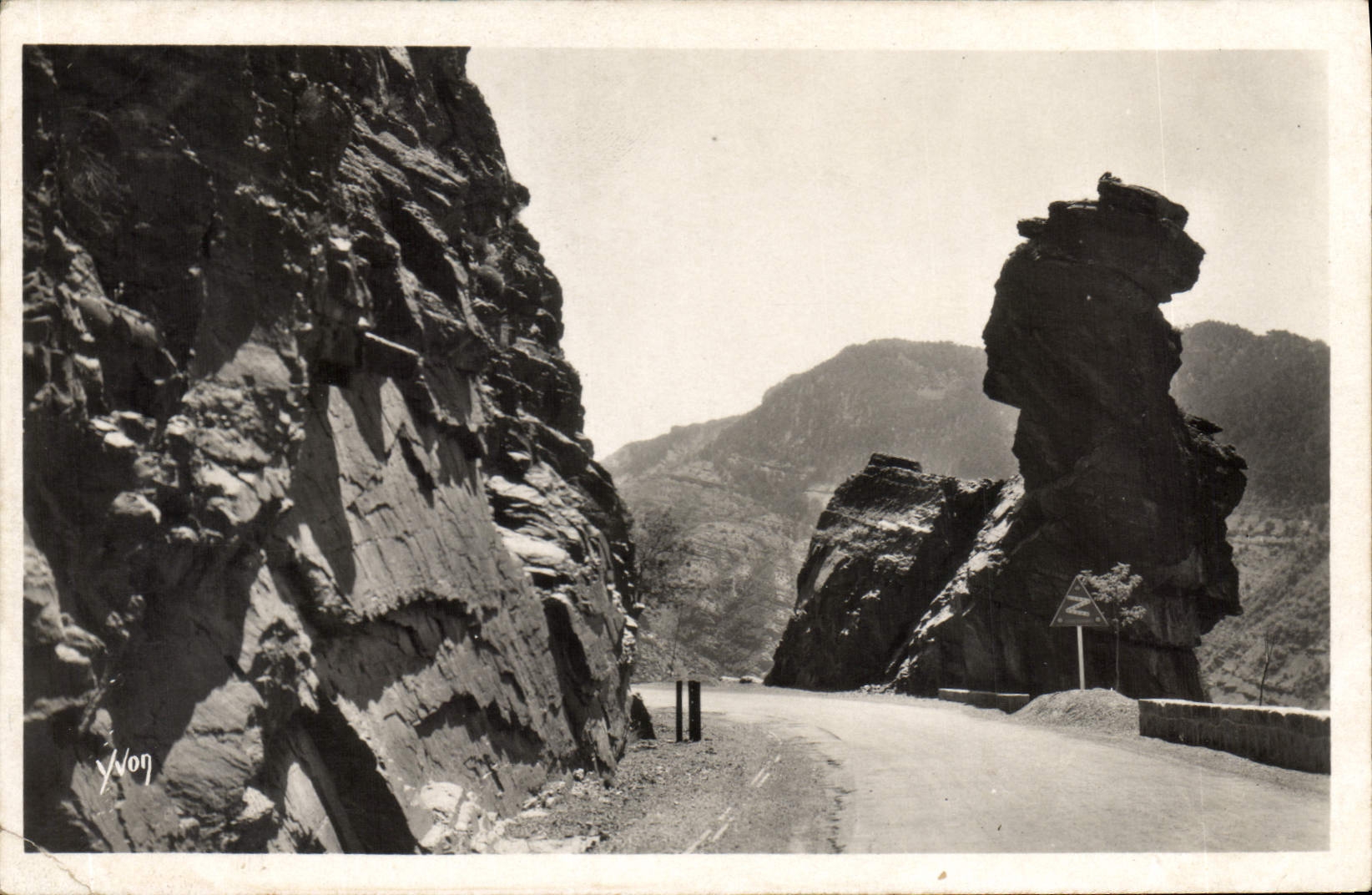 CPA La Douce France Entree des Gorges de Daluis La gardienne