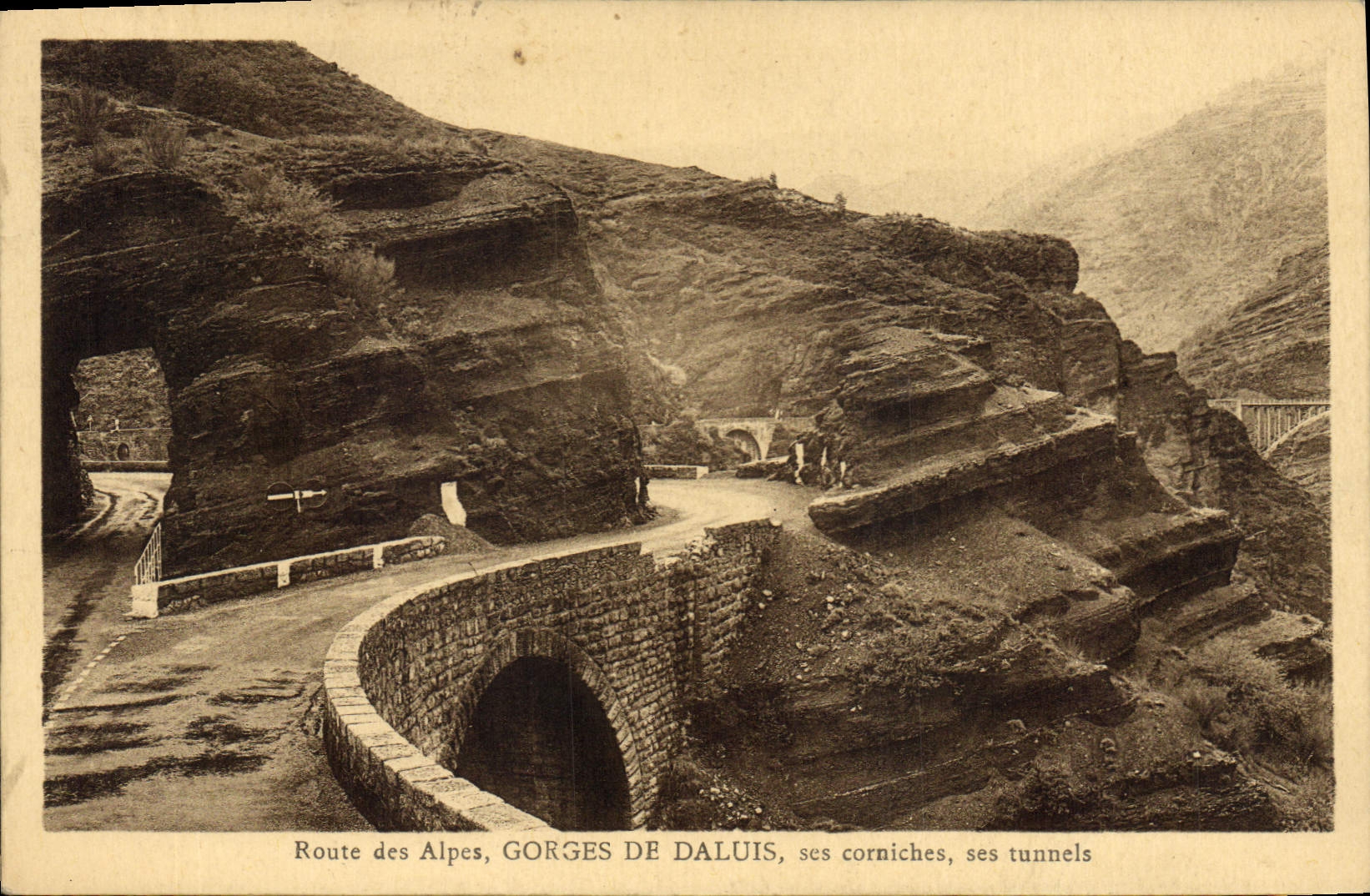 CPA Route des Alpes Gorges de Daluis ses corhiches ses tunnels