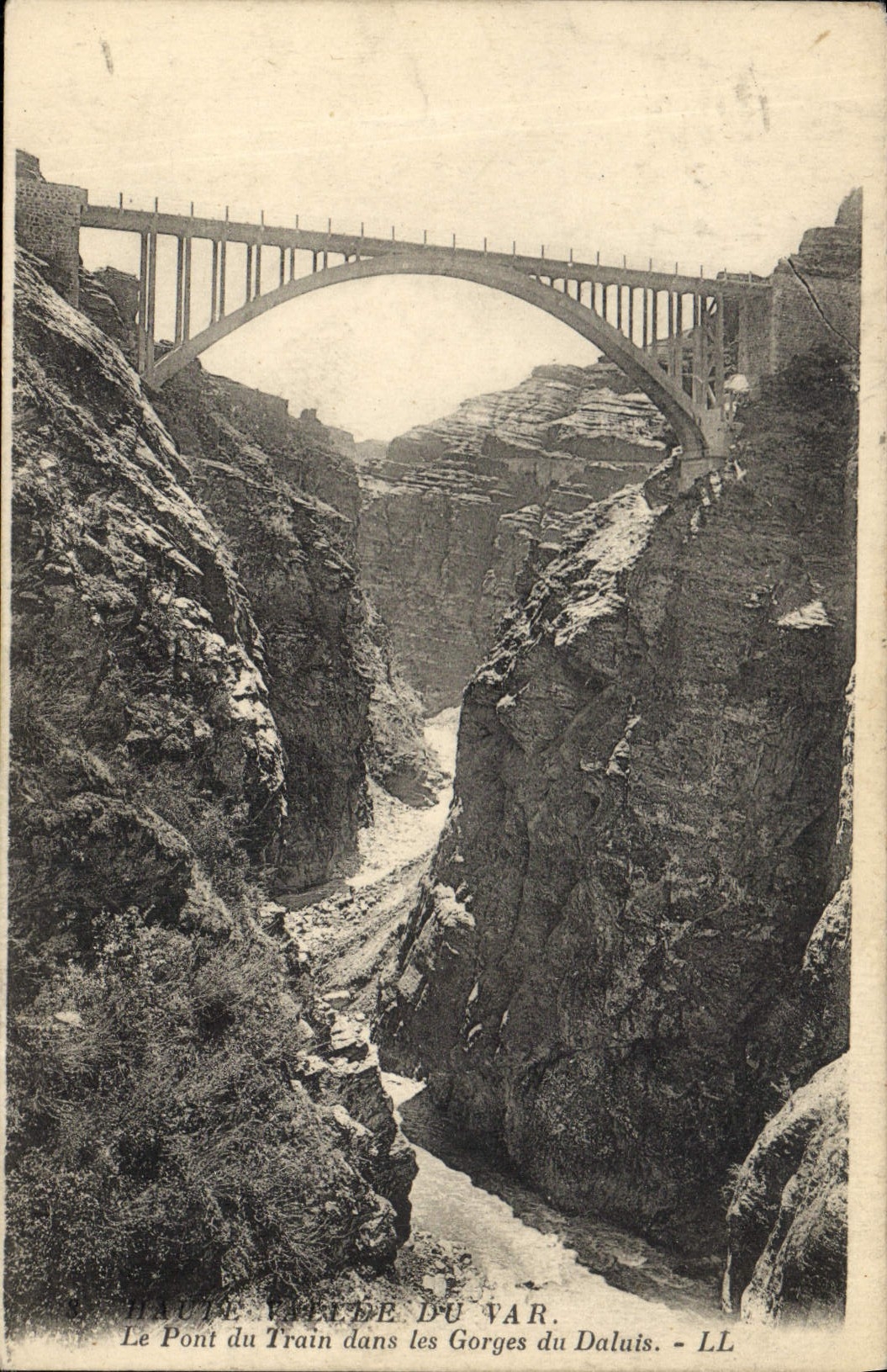 CPA Haute Villee du Var Le Pont du Train dans les Gorges du Daluis