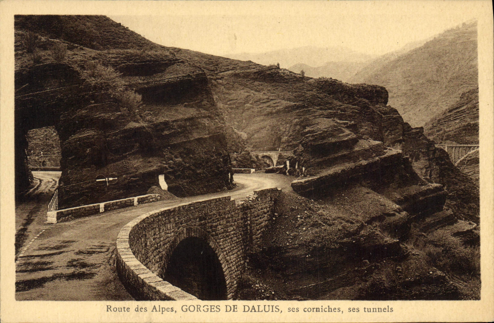 CPA Route des Alpes Gorges de Daluis ses corniches ses tunnels 