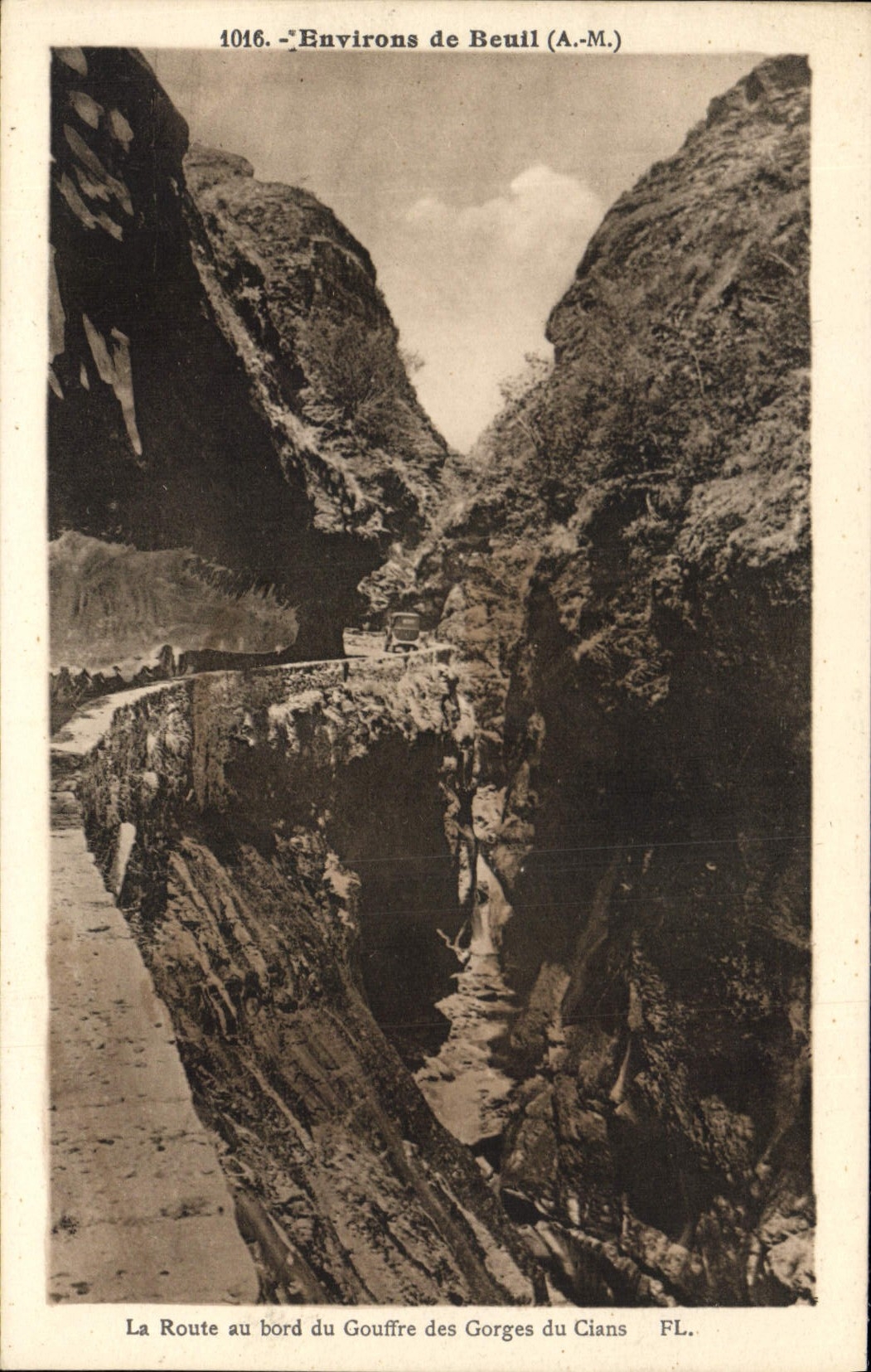 CPA Environs de Beuil A M La Route au bord Gouffre des Gorges du Cinas 