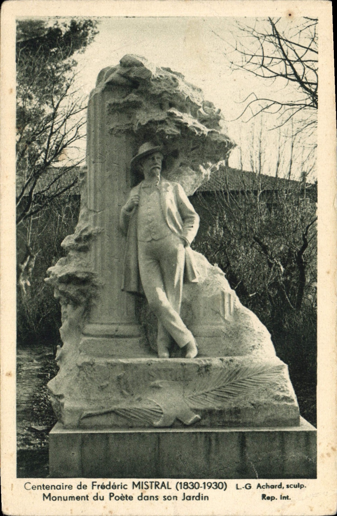CPA Centenaire de Frederic Mistral Monument du Poete dans son Jardin