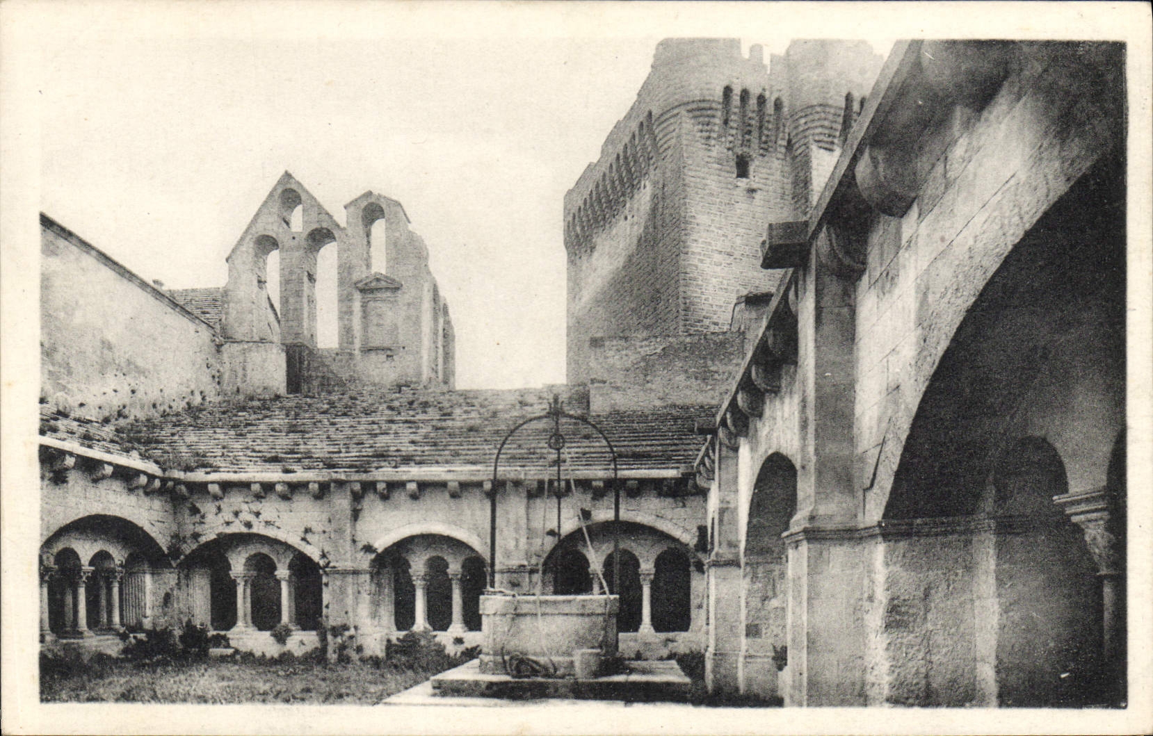 CPA Montmajour Cour du Cloitre Clocher