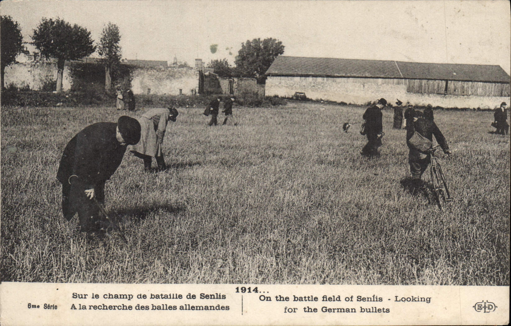 CPA Sur le champ de bataille de Senlis A la recherche des balles allemandes Militaria