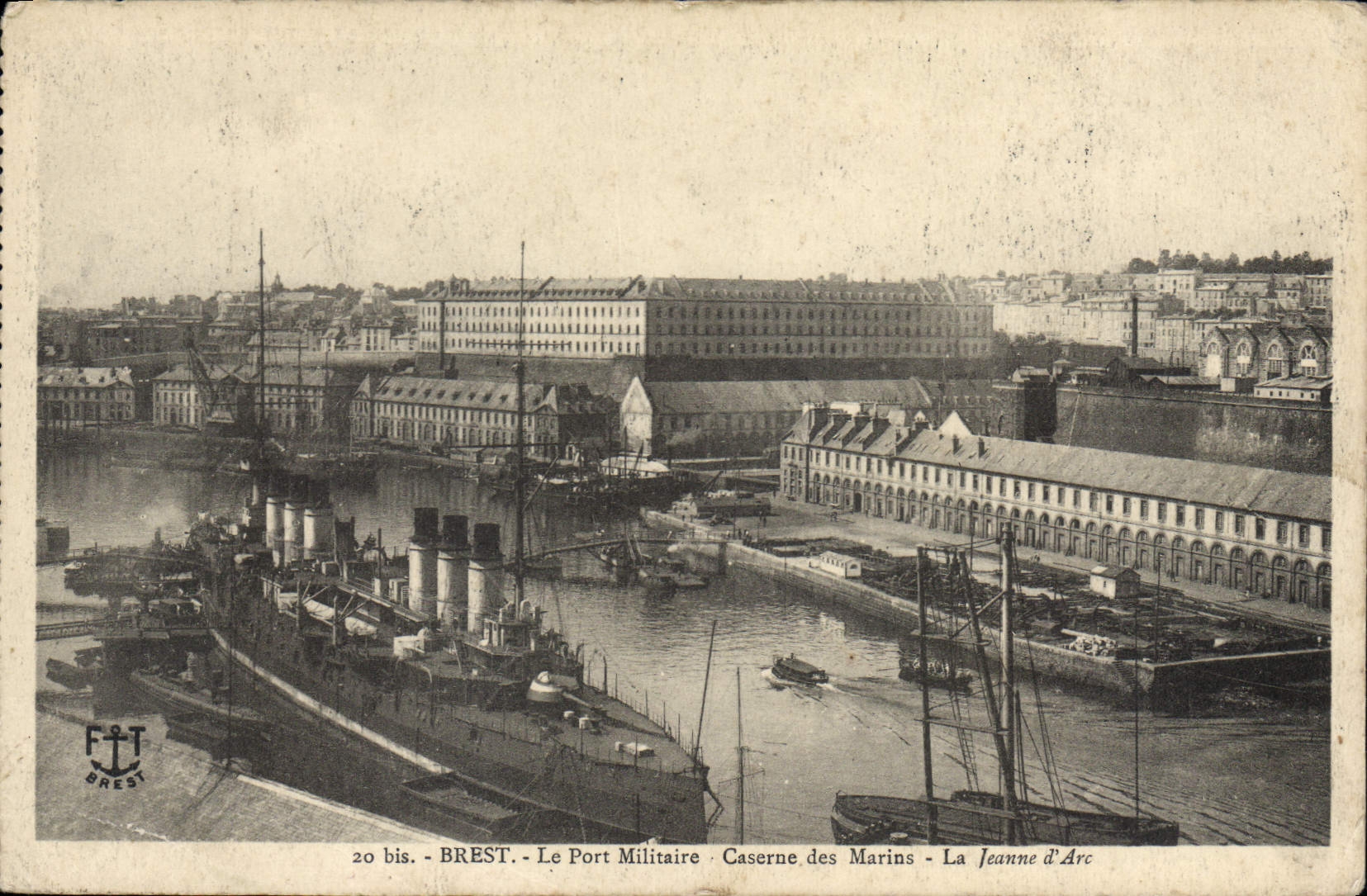 CPA Brest Le Port Militaire Caserne des Marins La Jeanne d'Arc Bateaux