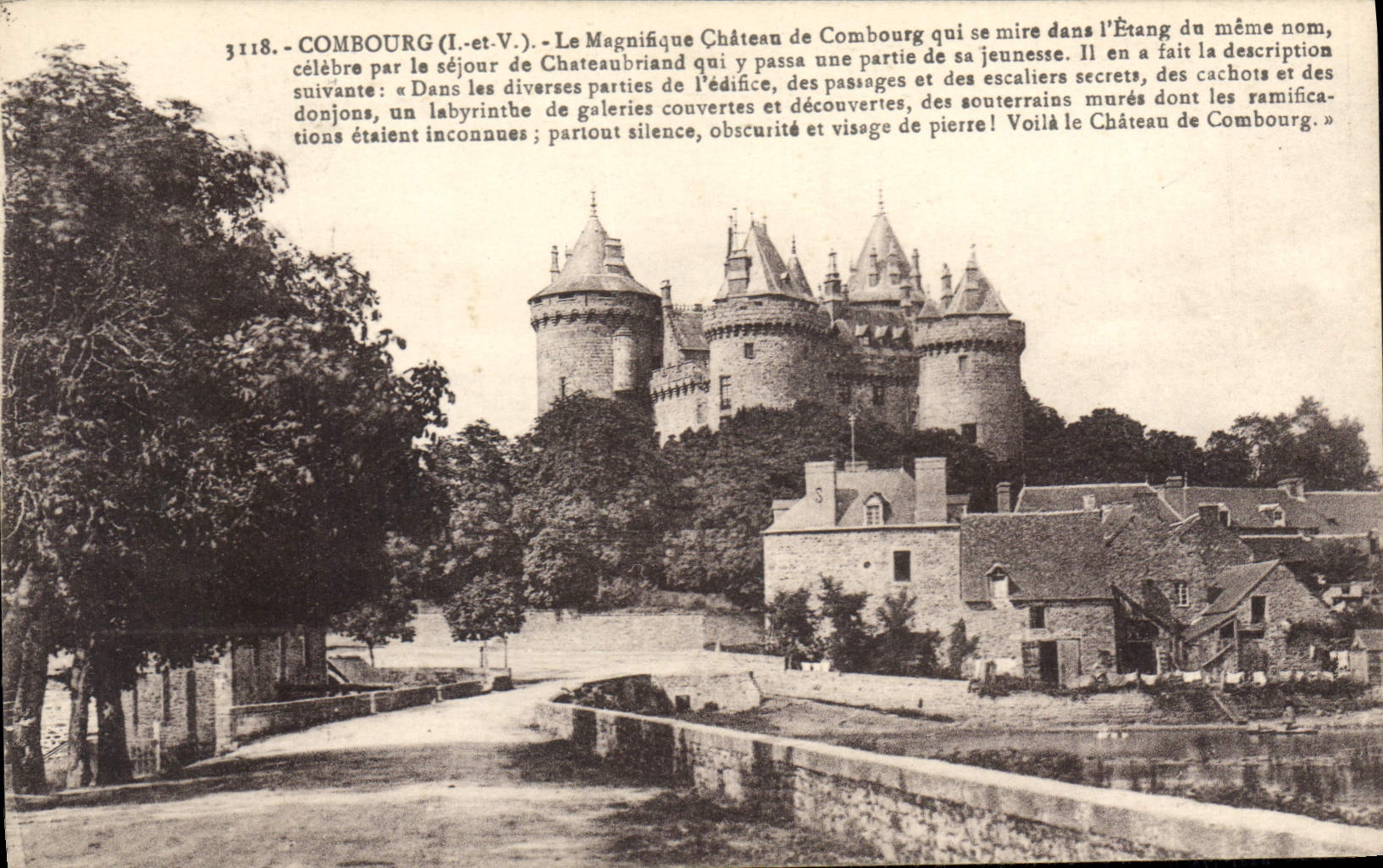 CPA Combourg L et V Le Magnifique Chateau de Combourg qui se mire dane I'Etang du meme nom