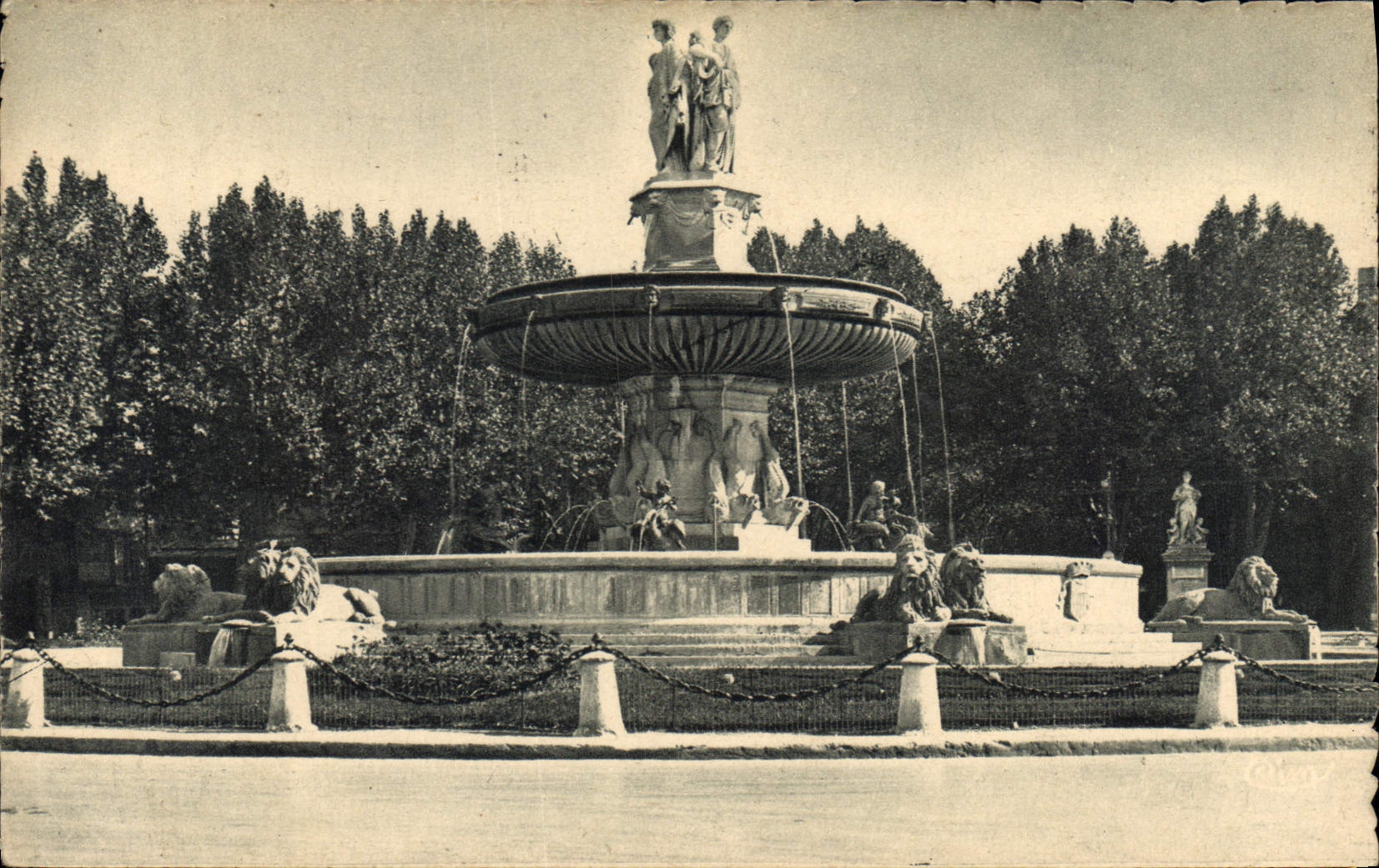 CPA Aix en Provence B du R La Grande Fontaine Place de la Rotonde 