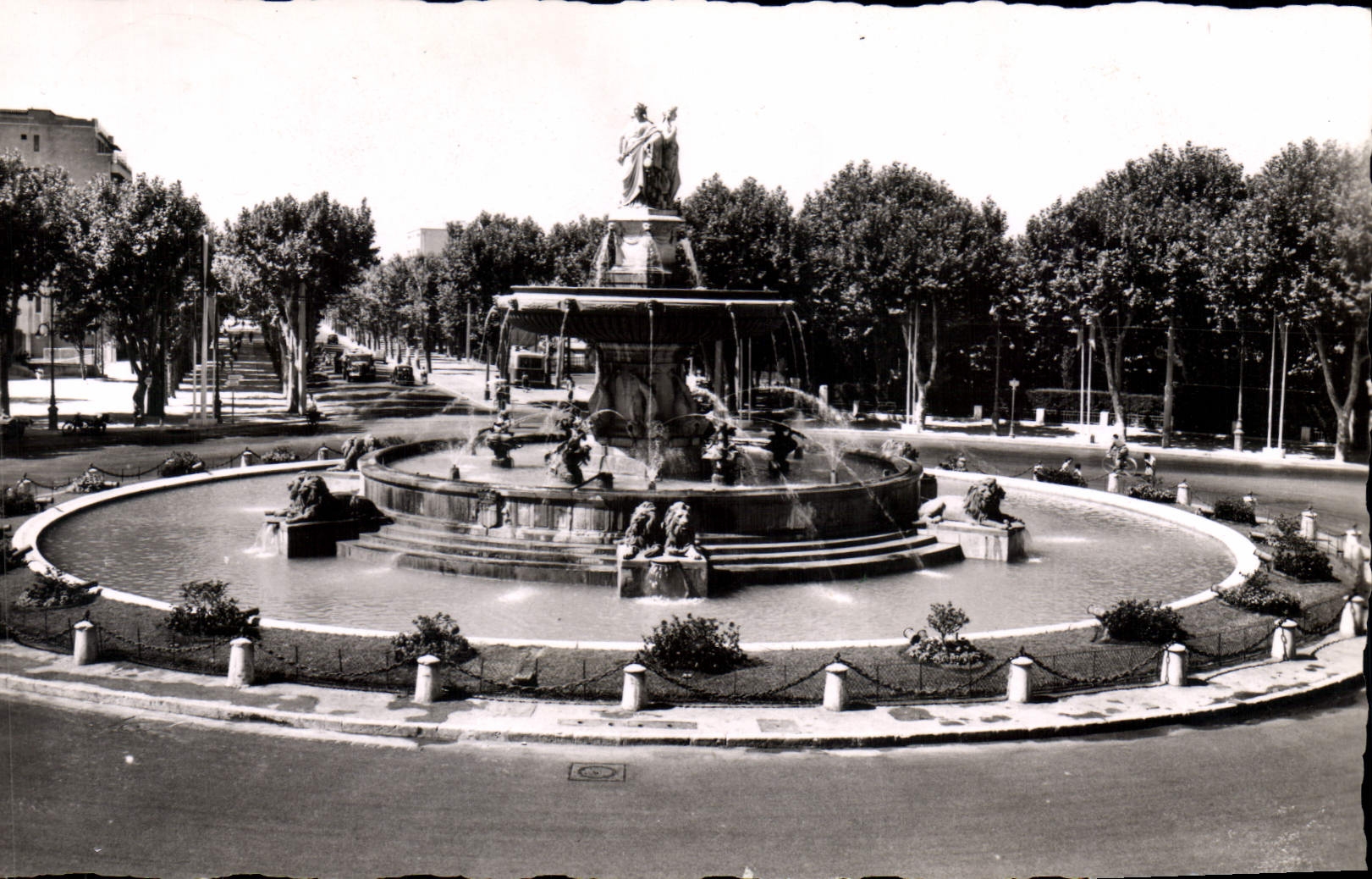 CPA Aix en Provence Grande Fontaine sur la Rotonde 