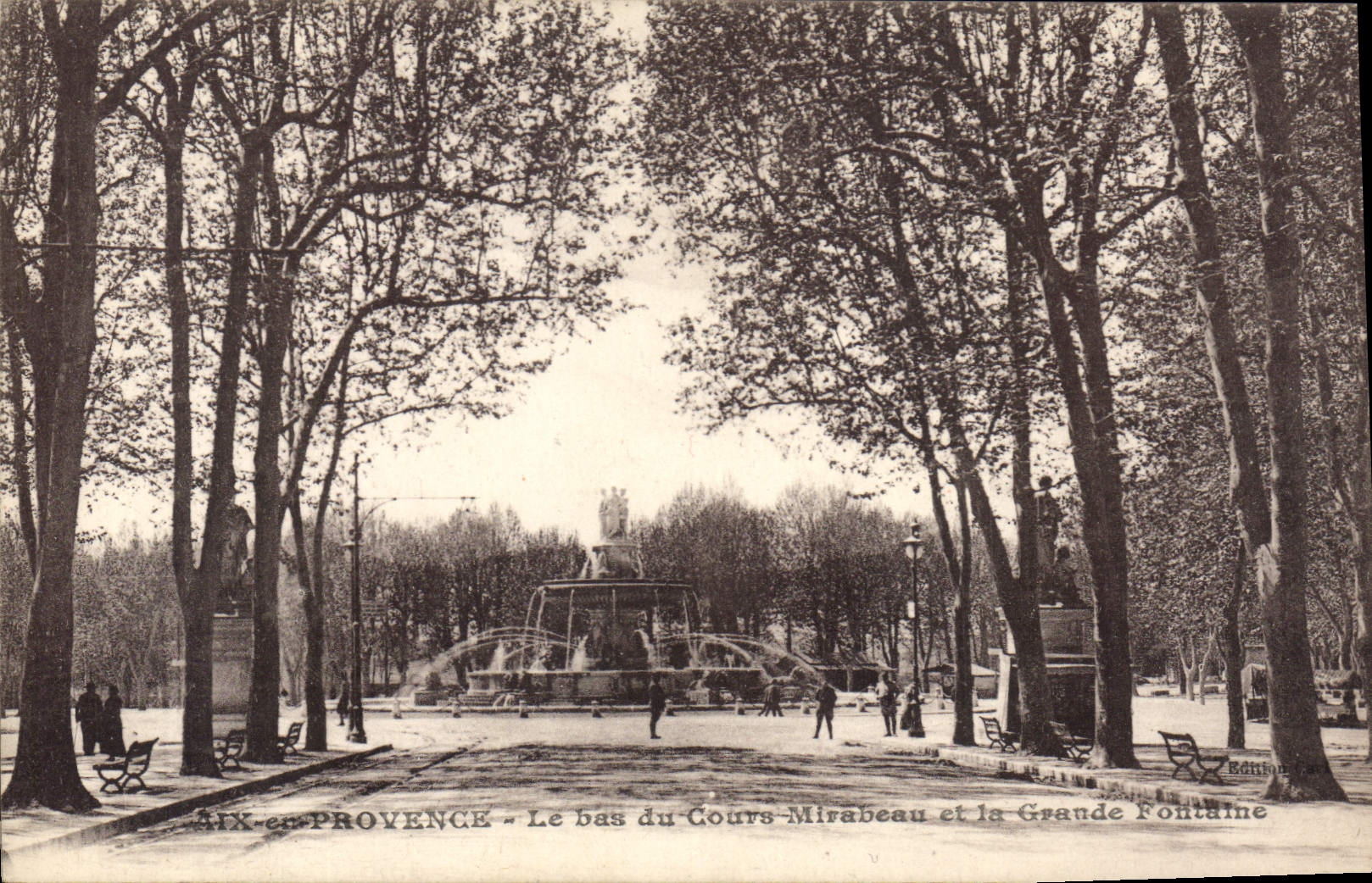 CPA Aix en ProvenceLe bas du Cours Mirabeau et la Grande Fontaine