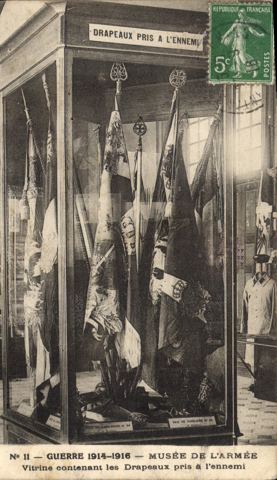 CPA Guerre 1914 1916 Musee de L'Armee Vitrine contenant les Drapeaux pris a l'ennemi