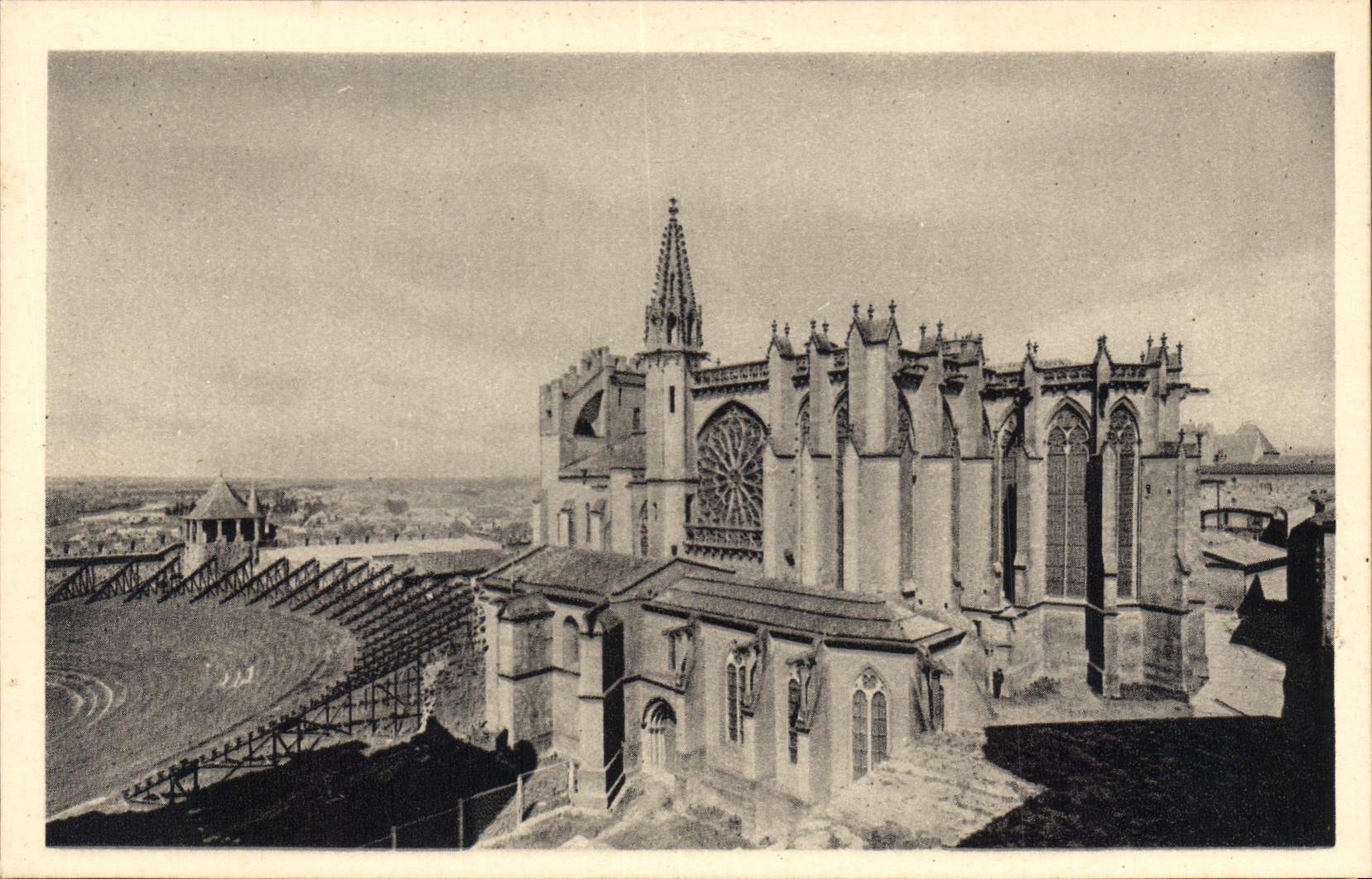 CPA Cite de Carcassonne L'Eglise e et le Theatre Saint Nazaire et le Theatre