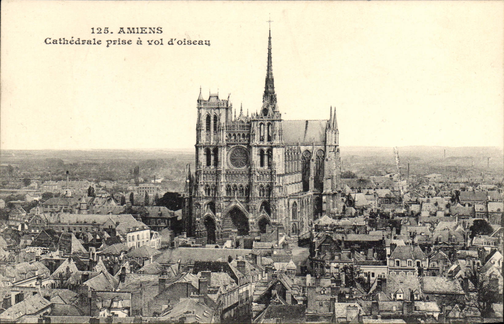 CPA Amiens Cathedrale prise a vol d'oiseau 