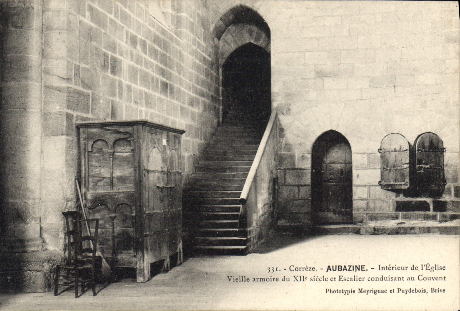 CPA Correze Aubazine Interieur de l'Eglise Vieille armoire et escalier conduisant au couvent