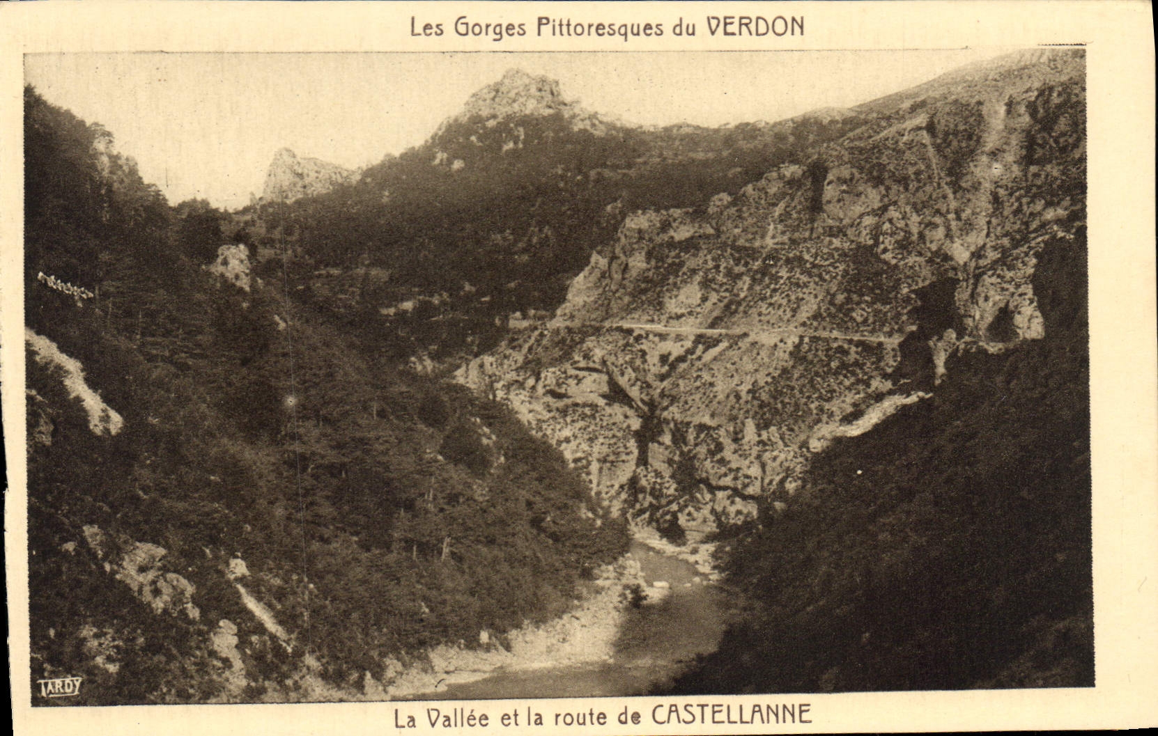 CPA Les Gorges Pittoresque du Verdon La Vallee et la route de Castellane 