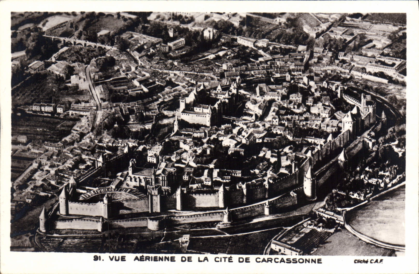 CPA Vue abrienne de la cite de Cascassonne