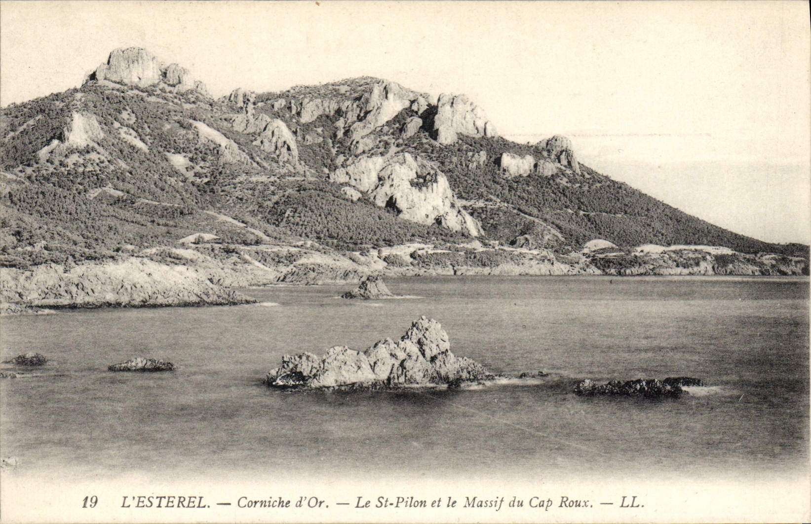 CPA L'Esterel Corniche d'Or Le St Pilon et le Massif du Cap Roux