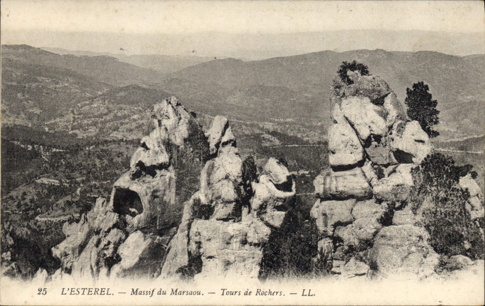 CPA L'Esterel Massif du Marsaou Tours de Rochers