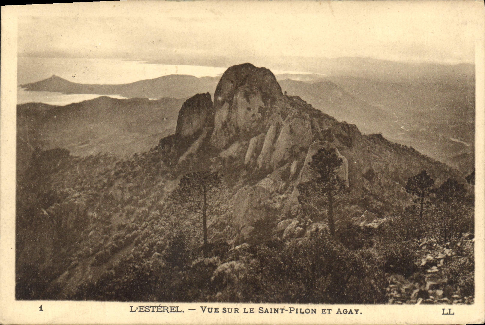 CPA L'Esterel Vue sur le Saint Pilon et Agay