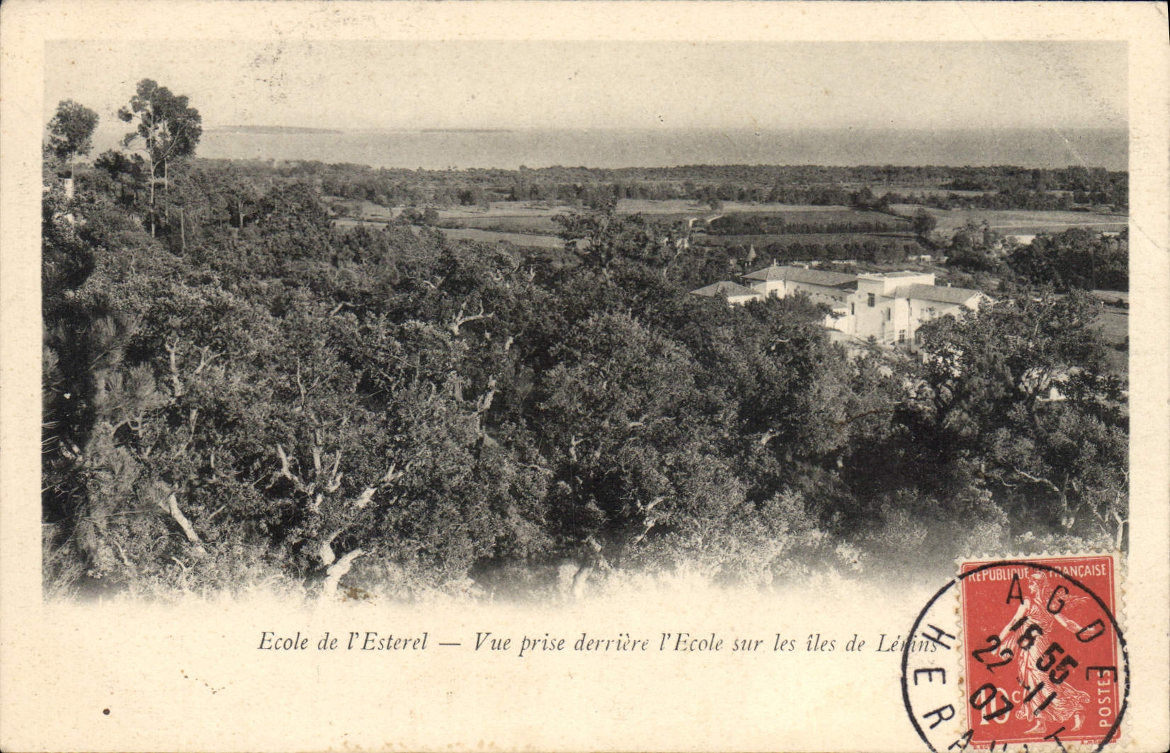 CPA Ecole de L'Esterel Vue prise derriere l'Ecole sur les iles de Lerins