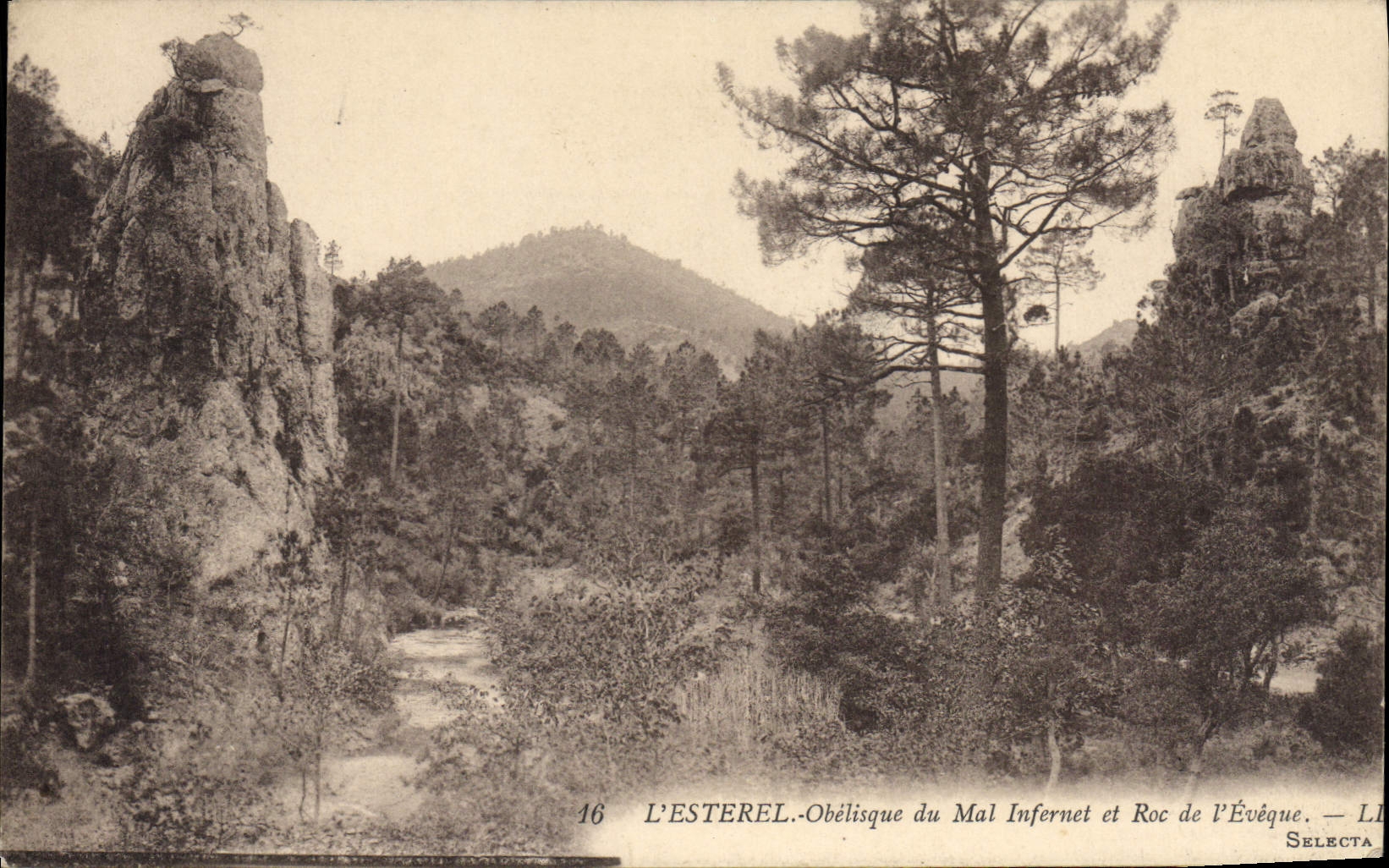 CPA L'Esterel Obelisque du Mal Infernet et Roc de l'Eveque