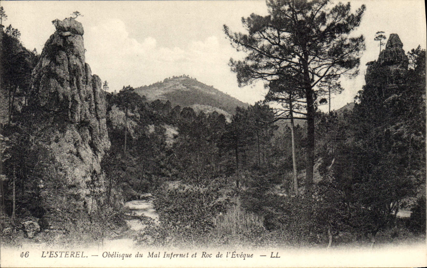 CPA L'Esterel Obelisque du Mal Infernet et Roc de l'Evique