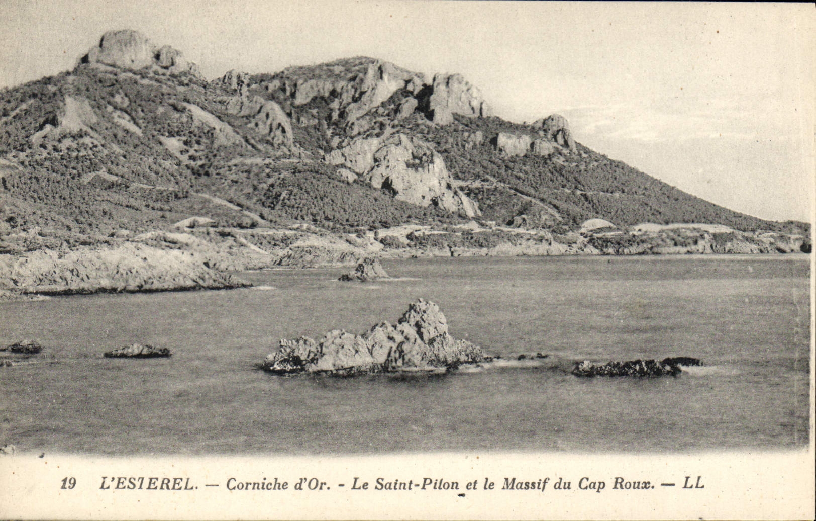CPA L'Esterel Corniche d'Or Le Saint Pilon et le Massif du Cap Roux