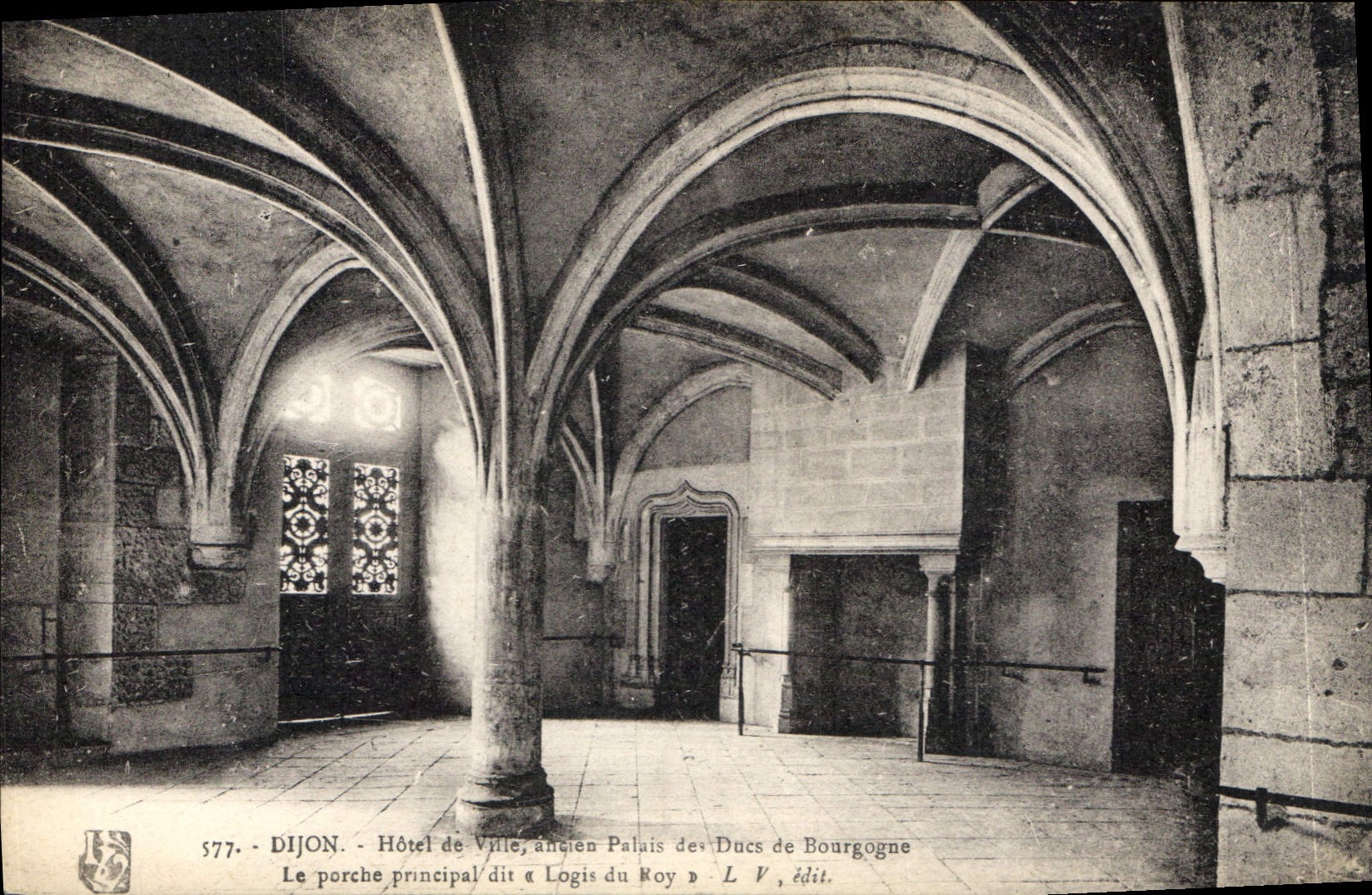 CPA Dijon Hotel de Ville ancien Palais de Ducs de Bourgogne Le porche principal dit Logis du Roy