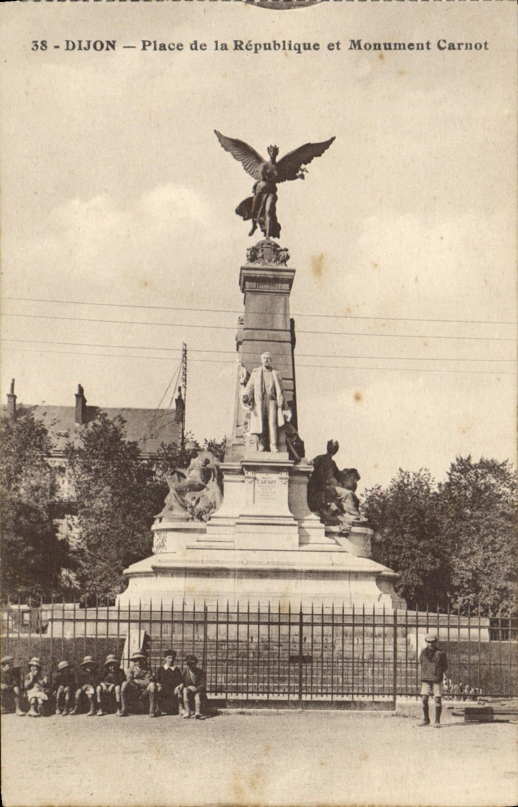 CPA Dijon Place de la Republique et Monument Carnot Enfants