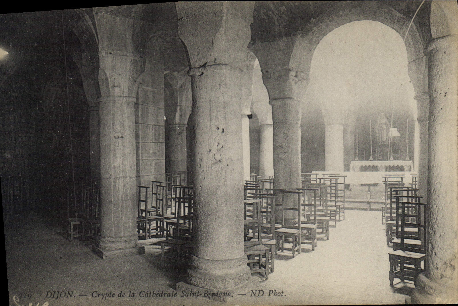 CPA Dijon Crypte de la Cathedrale Saint Benigne 
