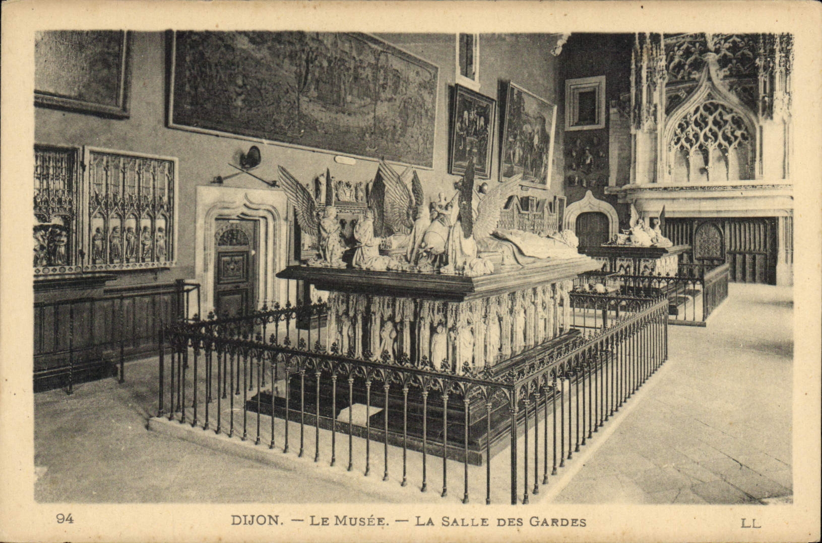 CPA Dijon Le Musee La Salle des Gardes 