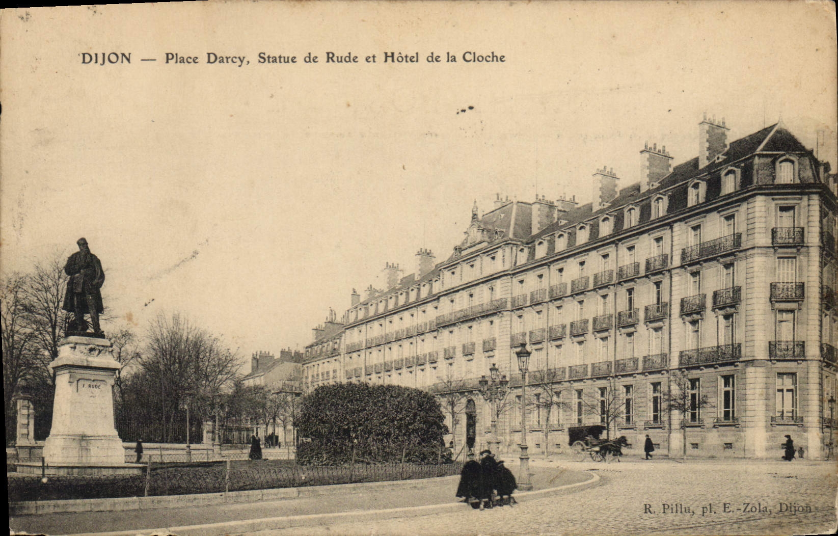 CPA Dijon Place Darcy Statue de Rude et Hotel de la Cloche 