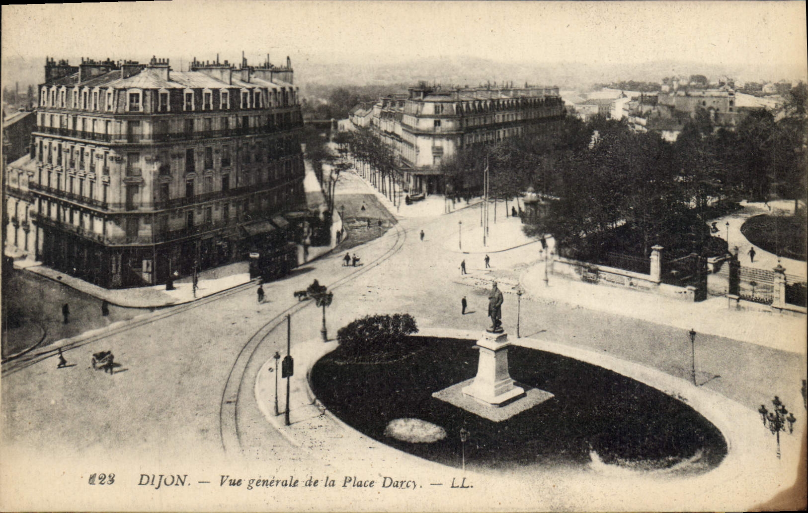 CPA Dijon Vue generale de la Place Darcy 