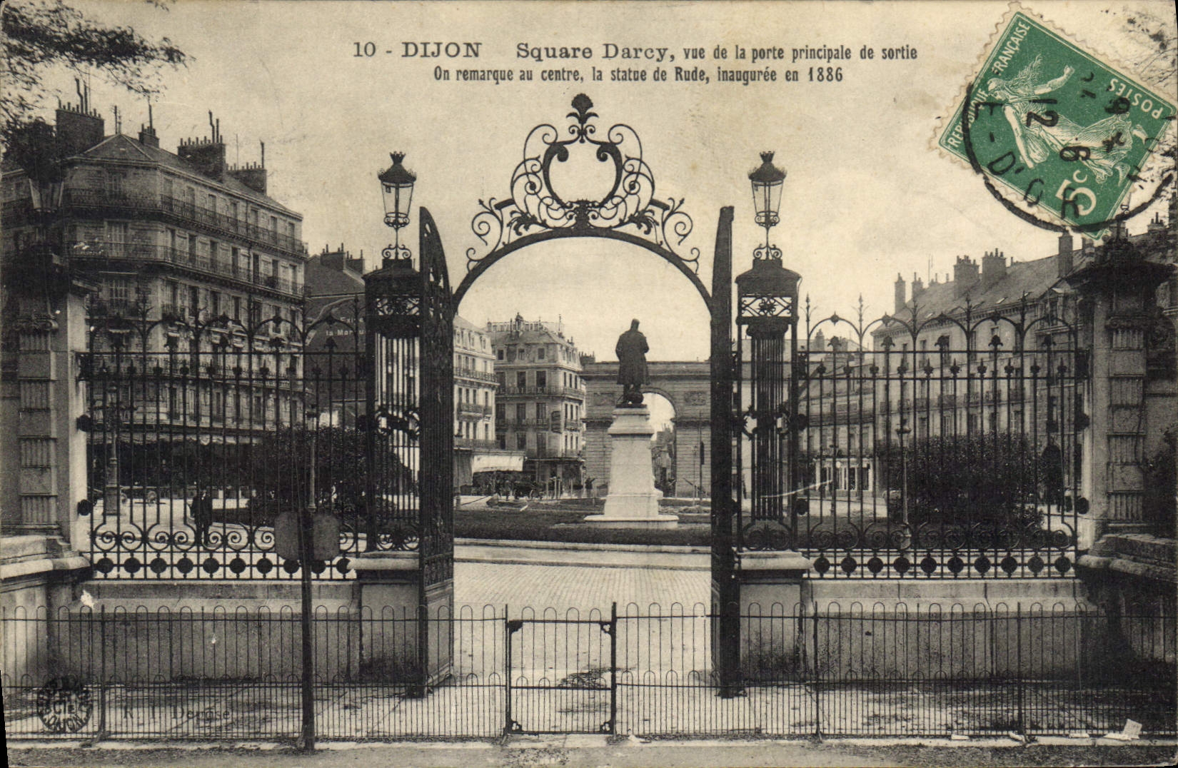 CPA Dijon Square Darcy vue de la porte principale de sortie Ou remarque au centre la statue de Rude