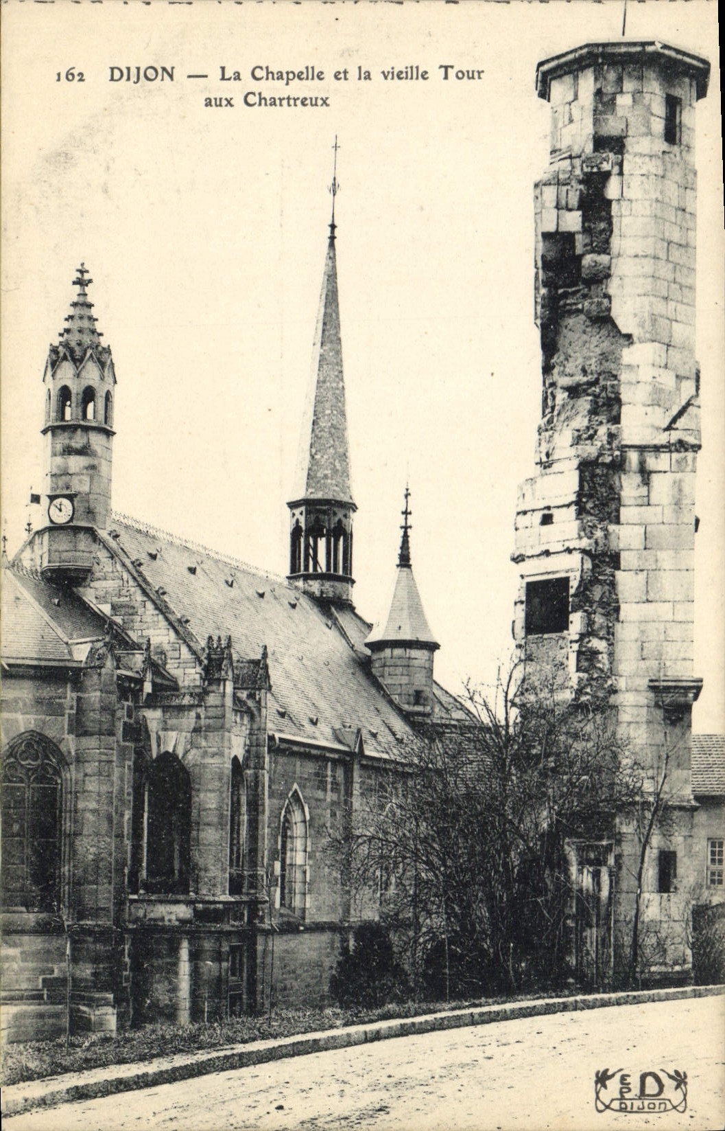 CPA Dijon La Chapelle et la vieille Tour aux Chartreux 