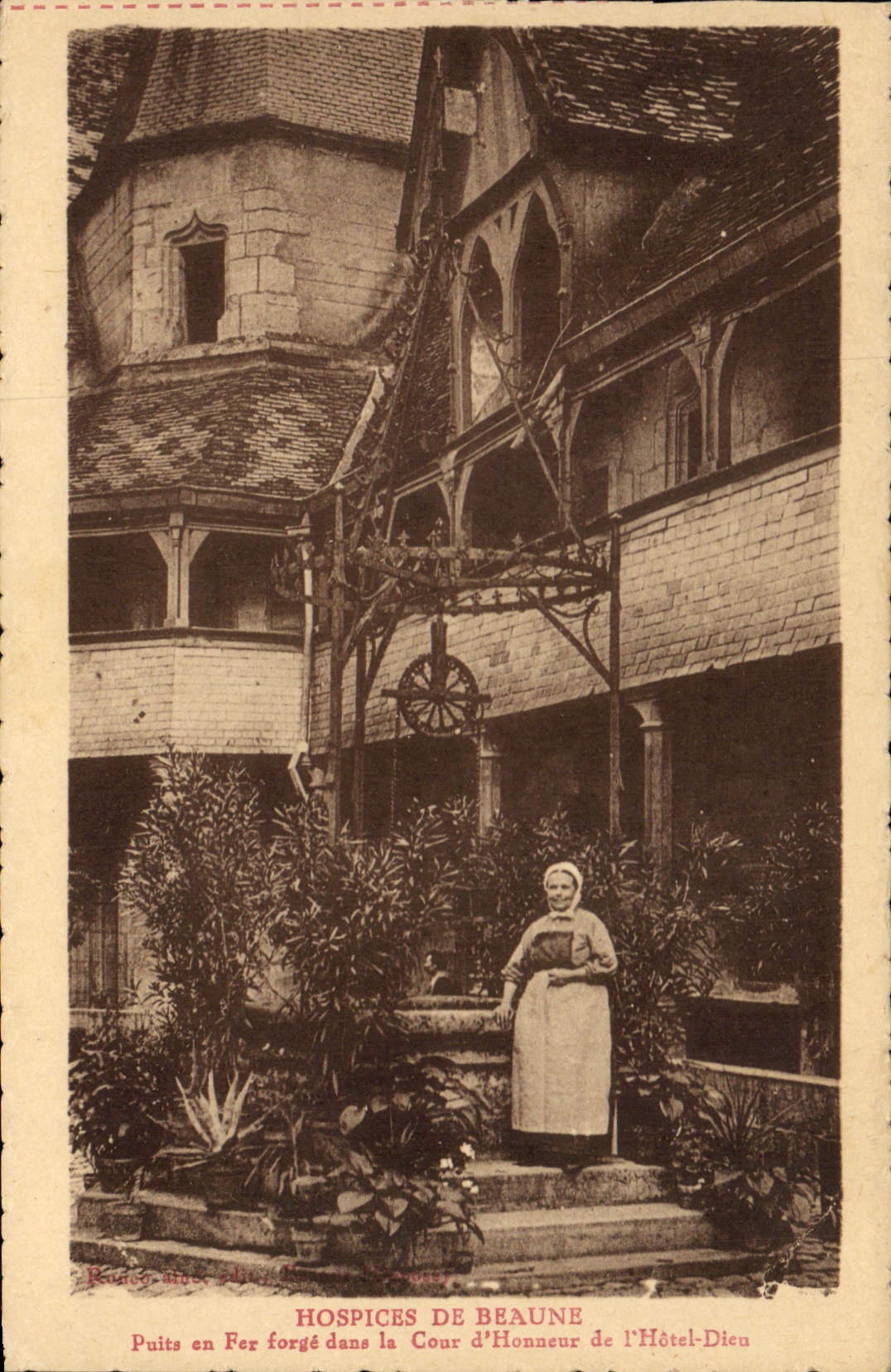 CPA Hospices de Beaune Puits en Fer forge dans la Cour d'Honneux de l'Hotel Dieu 